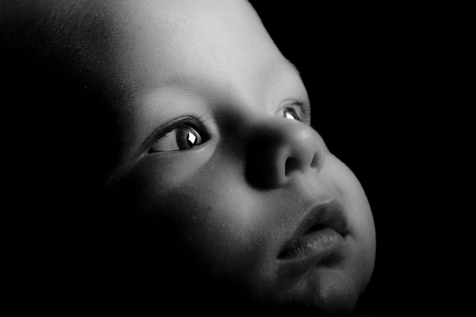 Cara bebé en blanco y negro