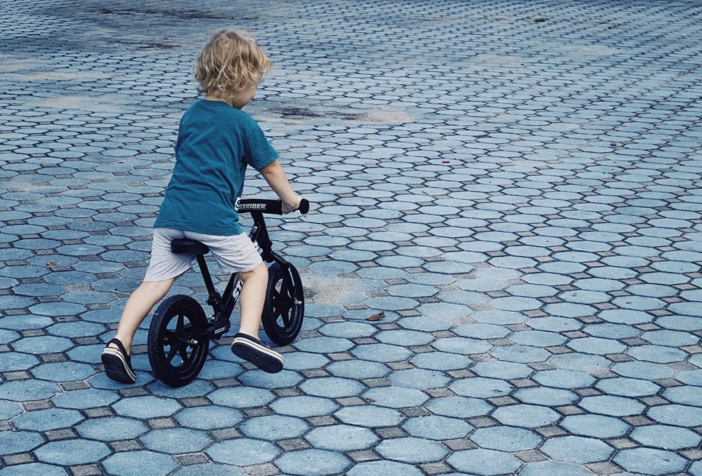 Niño andando en una bicicleta de equilibrio