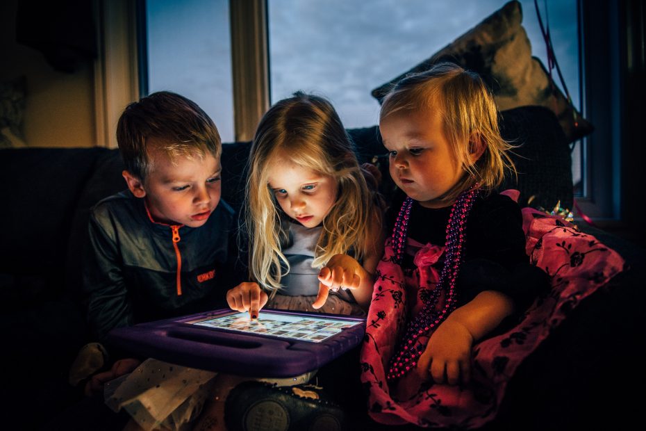 Niños jugando con pantallas electrónicas