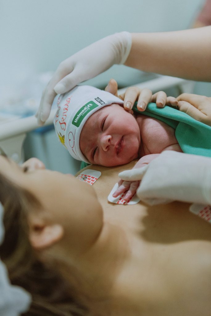Bebé recién nacido practicando el piel con piel con la madre.