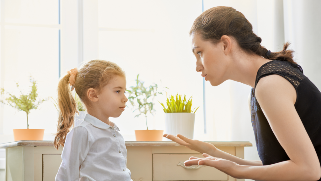 Mama explicando a su hija con lenguaje positivo