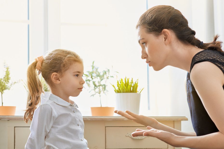 Mama explicando a su hija con lenguaje positivo